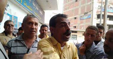 مواطن من العدوة يعترض موكب وزير التموين احتجاجا على الرغيف بالشرقية
