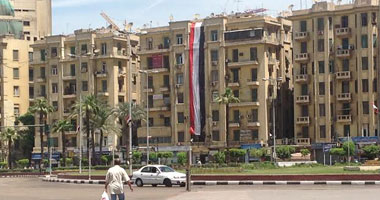 بالفيديو..ميدان التحرير يتزين بأعلام مصر انتظارا لافتتاح محلب لـ "الجراج"