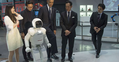بالصور..أوباما يلعب كرة القدم مع إنسان آلى فى اليابان