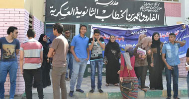 بالصور.. محافظ الإسماعيلية يتابع القافلة التعليمية للمراجعة النهائية 