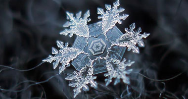 مصور روسى يلتقط صورا رائعة لبلورات الثلوج ترتيب ذرات المياه