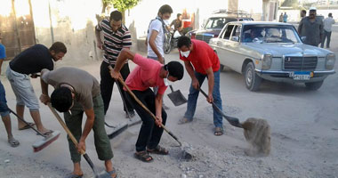 بالصور.. أهالى سيناء يتحدون الإرهاب بالعمل.. ومواطن يؤسس فصولا لتعليم الأطفال بطرق غير تقليدية بقرية حدودية.. وحملة "ابدأ بنفسك" يقودها شباب غير حزبى.. وتقدم أعمالا تطوعية لخدمة سكان أرض الفيروز