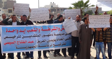 بالصور.. وقفة احتجاجية لسائقى التاكسى الأبيض بدمنهور لتقنين أوضاعهم