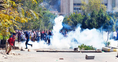 الجامعات تشتعل من جديد.. الشرطة تشتبك مع عناصر الإخوان أمام "زراعة القاهرة" وتفتح الطريق.. وضبط طلاب دخلوا الحرم ببطاقات مزورة.. وطالبات الإرهابية بالأزهر يطلقن الشماريخ و"فالكون" تفشل فى الكشف عنها