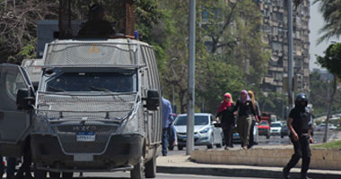 مدرعات شرطة تمشط شارع يوسف عباس بمدينة نصر عقب تفريق تظاهرات الإخوان