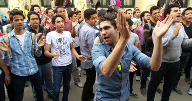 مظاهرة لطلاب الإخوان بجامعة القاهرة تنديدا بإلغاء العمل الحزبى