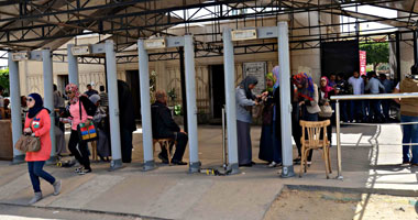 قوات الأمن المركزى تمشط الحرم الرئيسى بجامعة عين شمس لرصد تجمعات الطلاب