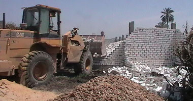 حملة لإزالة التعديات على أملاك الدولة بطريق مصر – حلوان الزراعى