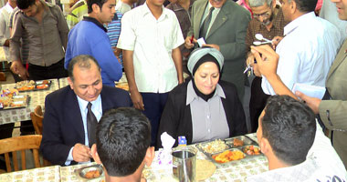رئيسة جامعة طنطا تتناول وجبة الغداء مع الطلاب