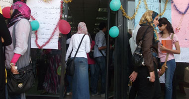 طلاب إعلام القاهرة يحتفلون بتفويض حسن عماد بمهام "العميد"