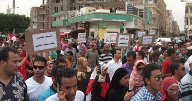 مئات المتظاهرين بالإسماعيلية يطالبون بدستور جديد