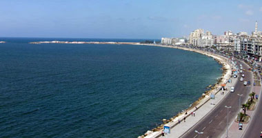 شواطئ الإسكندرية تودع المصطافين قبل ساعات من بداية العام الدراسى