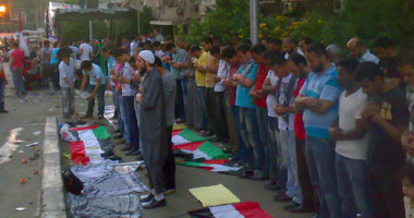 المتظاهرون يصلون المغرب أمام السفارة الإسرائيلية 
