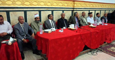 بالصور.. جلسة صلح بين 6 عائلات بالسويس برعاية المحافظ 