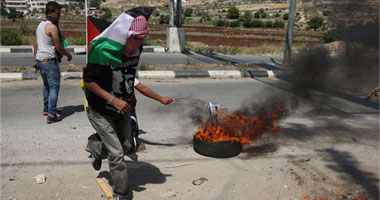 فلسطينيون يتظاهرون فى بيتونيا تضامنا مع السجناء المضربين عن الطعام