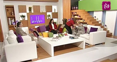 بالفيديو.. دانا أبو خضر تقبل رأس وديع الصافى على الهواء مباشرة