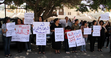 12 منظمة نسائية تدين تصريحات الأنبا بيشوى حول حجاب القبطيات.. وتؤكد: التيار المحافظ بالكنيسة يساوم على حرية النساء مقابل حصد مكاسب سياسية.. ويغازل تيارات الإسلام السياسى على حساب القبطيات