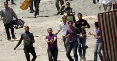 اشتباكات بين المتظاهرين وقوات الشرطة فى بداية طريق صلاح سالم