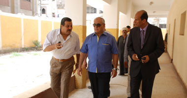 جولة لمحافظ سوهاج فى عدد من اللجان الانتخابية
