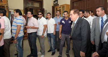 الجنزورى بعد التصويت يدعو جموع المصريين للمشاركة فى الانتخابات