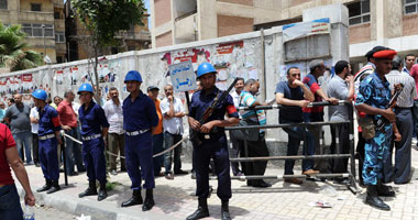 أمن مدرسة أسماء الثانوية بطرة يطالب الناخبين بمعرفة أماكن لجانهم 