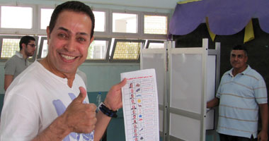 بالصور المطرب حكيم يدلى بصوته فى الانتخابات الرئاسية
