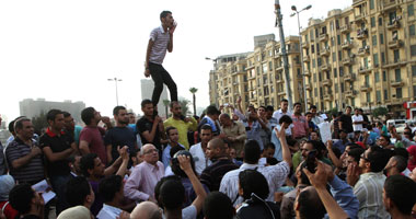 بالصور.. "التحرير" ينتفض ضد صعود "شفيق".. المئات يحتشدون بالميدان فور إعلان نتائج الجولة الأولى من "الرئاسة" ويرددون هتافات ضد "العسكرى" و"الفريق".. و"صباحى" يكتفى بـ"الحمد لله"