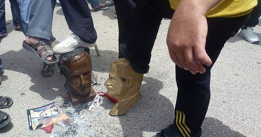 متظاهرو سوريا يحطمون تمثال "حافظ الأسد" ويدوسونه بالأقدام 