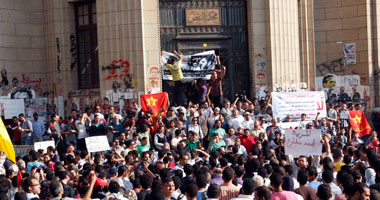 نشطاء ينظمون وقفة احتجاجية أمام القضاء العالى للتنديد بالنظام الحالى