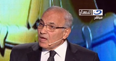 شفيق: هل يعقل أن يكون تاريخ مرشح رئاسى توزيع البطاطين فقط؟
