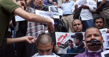 بالصور.. مراسلو "مصر25" يتضامنون مع زملائهم المعتقلين بحلق رؤوسهم
