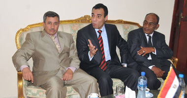 القنصل المصرى فى عدن يستقبل المهندسين المصريين بعد إطلاق سراحهما