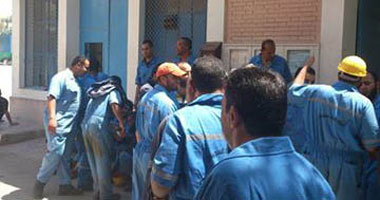 عمال الإسكندرية للغزل يعتصمون بالشركة وتحرير محضر لرئيس النقابة