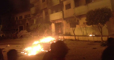 أهالى يشعلون النيران فى منزل أمين الشرطة المتهم بقتل شخص وإصابة 4 بالمحلة