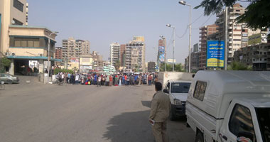 أهالى كوم أوشيم بالفيوم يقطعون الطريق احتجاجاً على انقطاع المياه