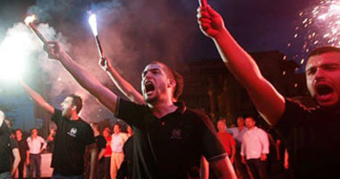 متظاهرون يلقون"مولوتوف" على الشرطة بأثينا قبيل التصويت على تدابير التقشف