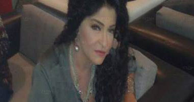 علا غانم توقع على استمارة "تمرد"