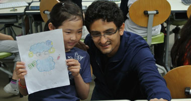 بالصور.. وائل غنيم فى زيارة لمدرسة ابتدائية فى كوريا الجنوبية