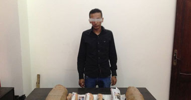 القبض على عاطل بحوزته 8 كيلو بانجو وسلاح نارى بحلوان
