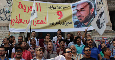 "6 إبريل" الجبهة: حسن مصطفى سيظل حراً فى سجنه ومرسى سيظل حبيساً بقصره