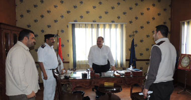 أمن مطروح يسلم أستاذا جامعيا سيارته التى سرقت العام الماضى