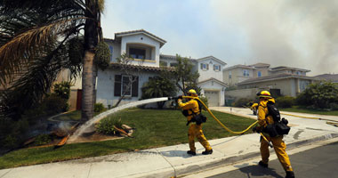 بالصور.. إجلاء الآلاف من سكان كاليفورنيا الأمريكية بسبب حرائق الغابات