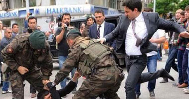 مسؤول تركى: ركل مستشار "أردوغان" لأحد المواطنين "كارثى"