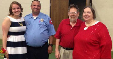 ديلى ميل: رجل مطافئ أمريكى يحضر حفل تخرج فتاة أنقذها من الموت منذ18 سنة