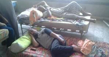 حشرات "البق" باستراحات مراقبى امتحانات الدبلومات بالسويس.. والمعلمون يحررون محاضر لنومهم على الأرض.. وتهديدات من أولياء الأمور لتسهيل الغش.. ووكيل التعليم:"أنا مالى دى مسئولية الوزارة"