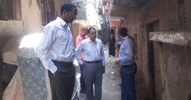 وزير الإسكان يقوم بزيارة مفاجئة لـ"عزبة أبو صفيح" بالجيزة 