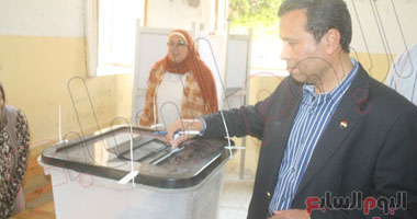 بالصور.. محافظ المنوفية يدلى بصوته فى الانتخابات الرئاسية 