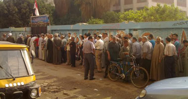 بالصور.. إقبال شديد من أهالى مدينة الخصوص على التصويت بالانتخابات