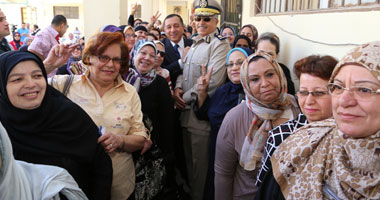 3 عوامل ساهمت فى إنجاح اليوم الأول بالانتخابات.. قدرة الجيش والشرطة على تأمين التصويت.. والتنظيم الجيد من قبل اللجنة العليا للانتخابات.. وتعاون المواطنين وإحساسهم بالمسئولية فى لحظة فارقة فى تاريخهم