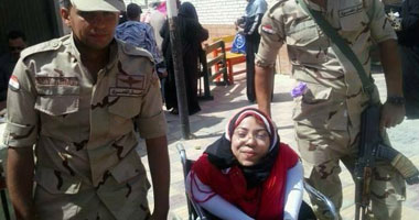 إحدى متحديات الإعاقة بالعاشر تدلى بصوتها وهى تحمل علم مصر